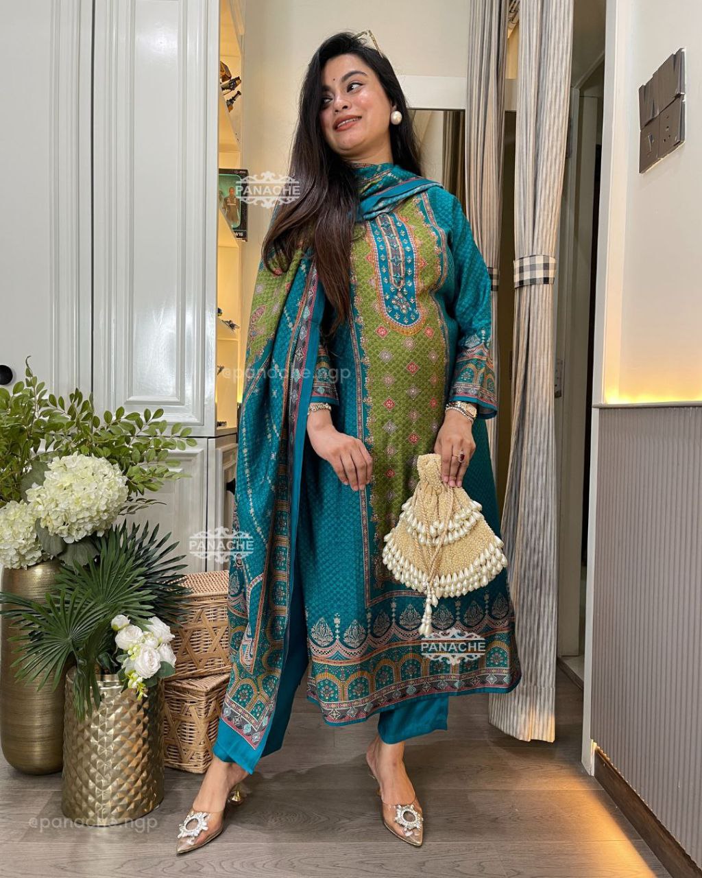 beautiful 3 pis suit sets in pure kitkat silk top with full handwork