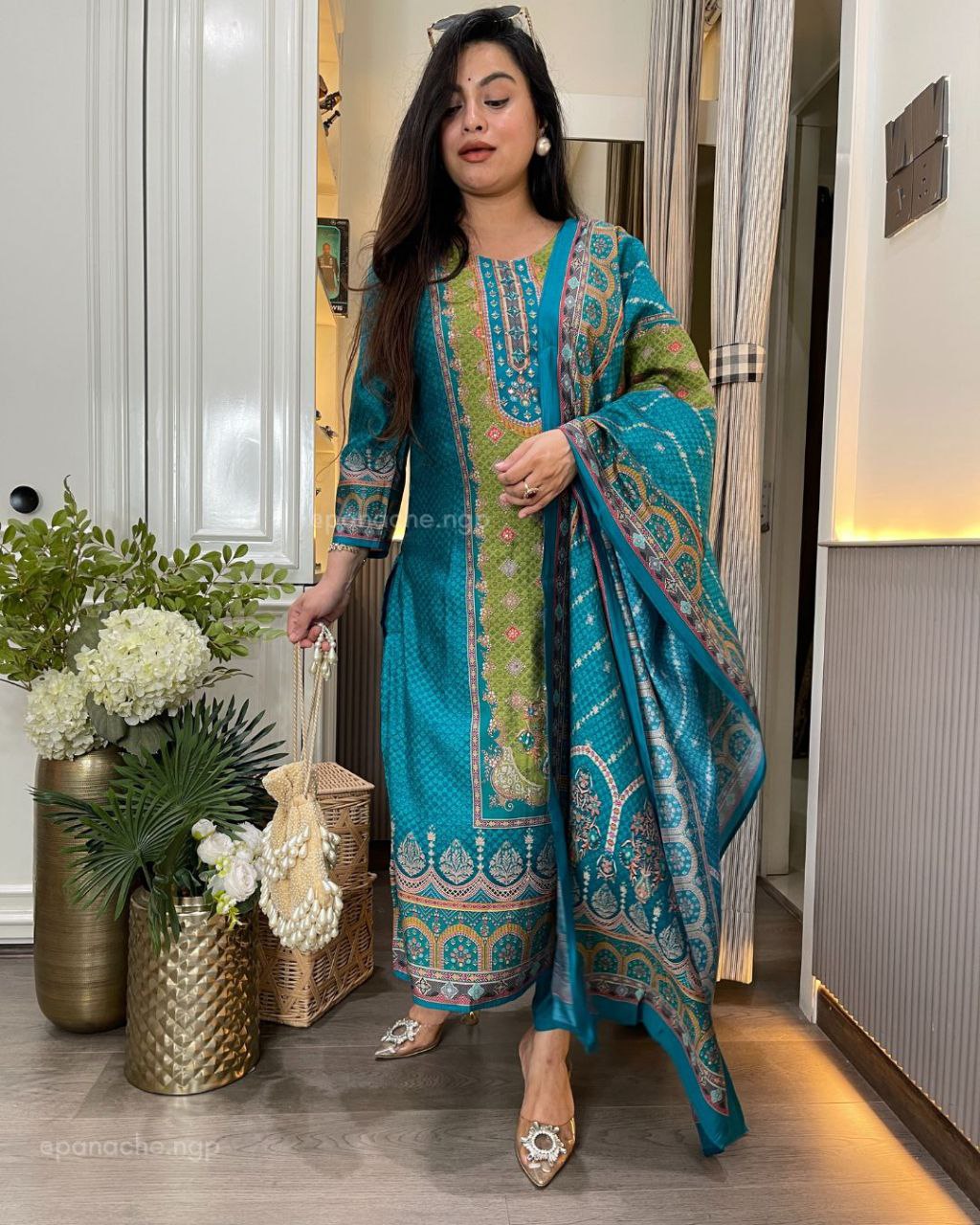 beautiful 3 pis suit sets in pure kitkat silk top with full handwork