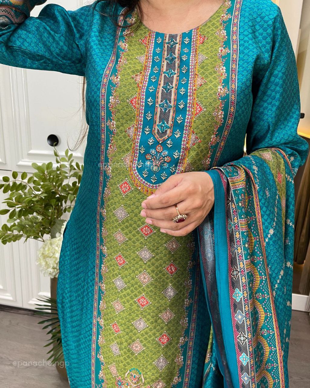 beautiful 3 pis suit sets in pure kitkat silk top with full handwork