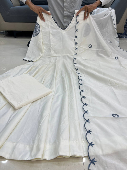 💃 Bollywood Inspired White Anarkali with Embroidered Dupatta – Festive & Party Wear 💃