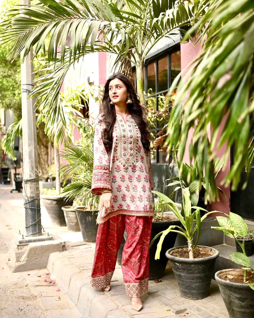 💃 đěsigner party wear look pur natural crepe top & farshi palazzo with dupatta set