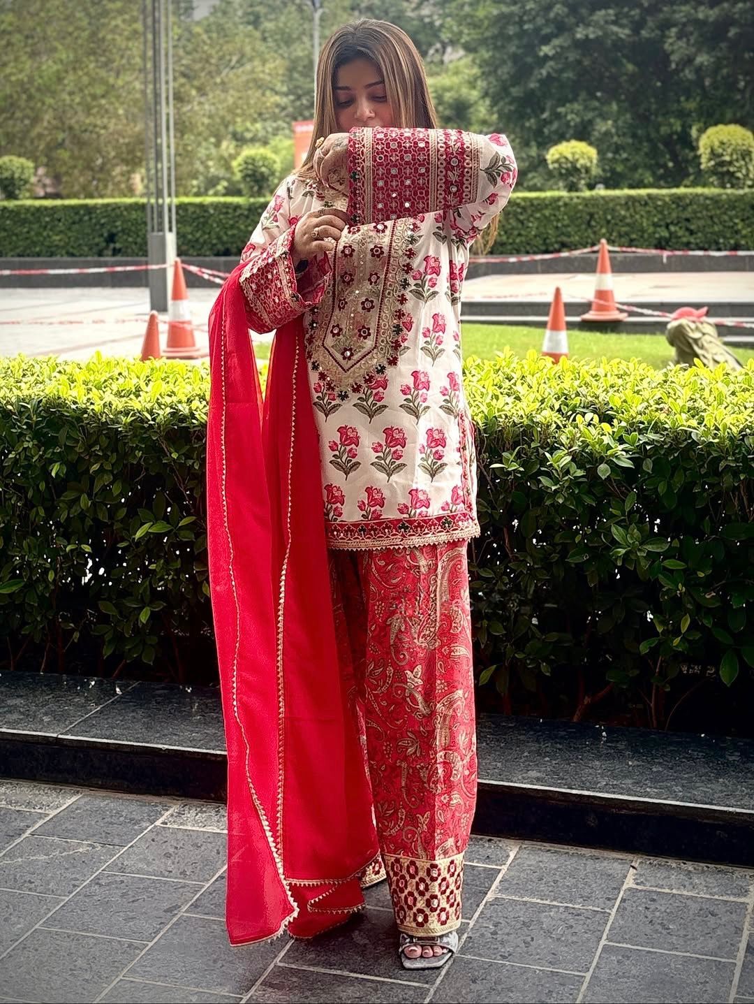 💃 đěsigner party wear look pur natural crepe top & farshi palazzo with dupatta set