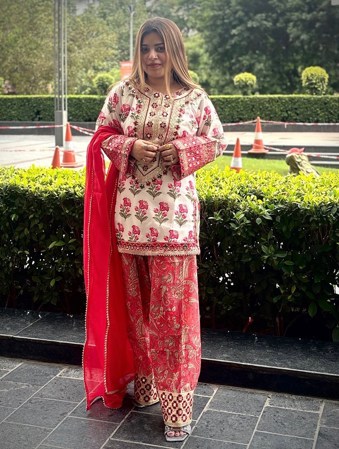 💃 đěsigner party wear look pur natural crepe top & farshi palazzo with dupatta set